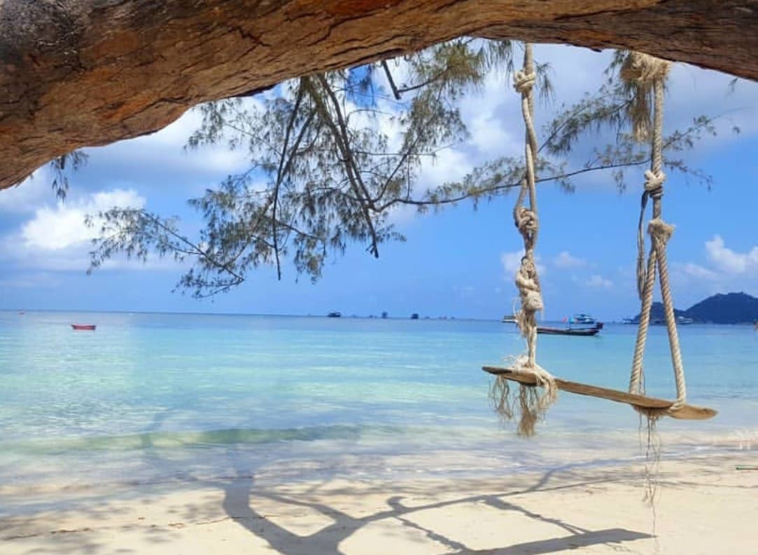 Strand mit Schaukel